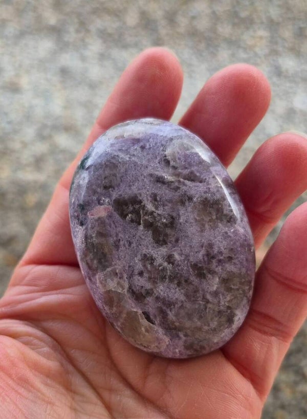 Galet lépidolite