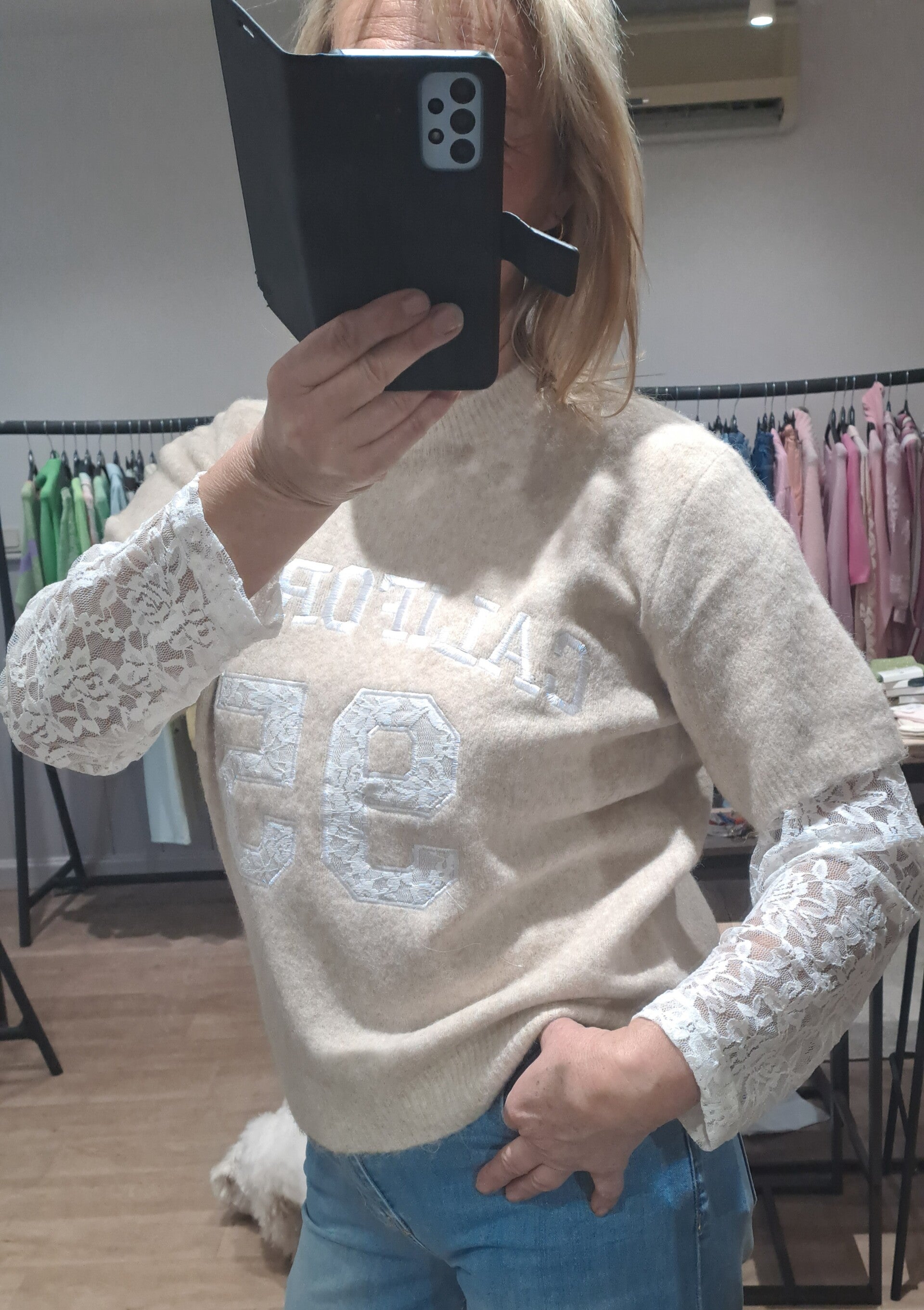 pulletje met kanten mouw ecru