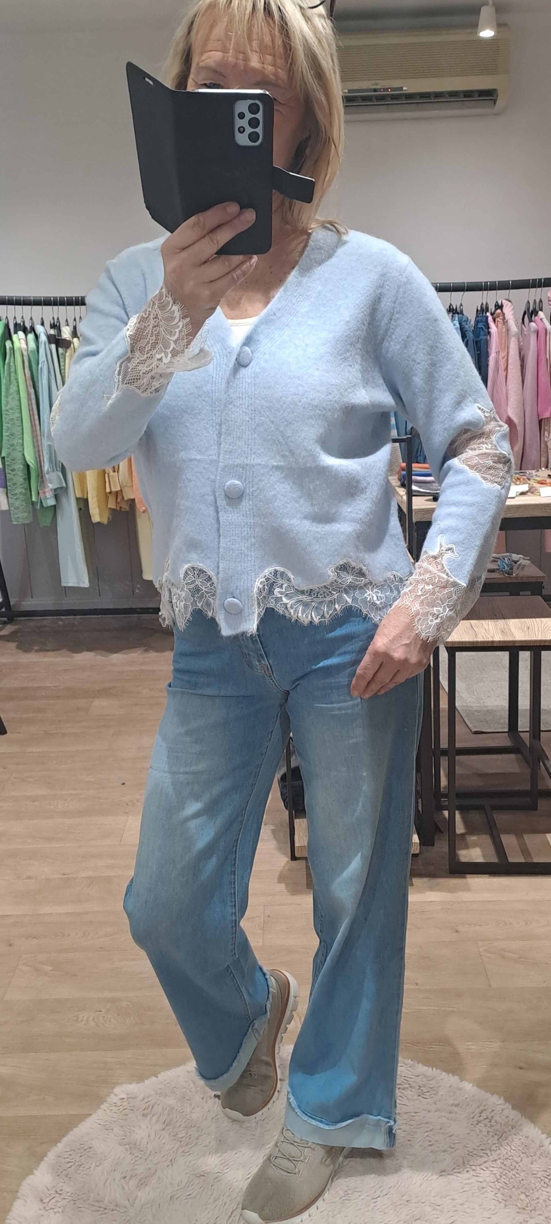 cardigan lichtblauw met kant