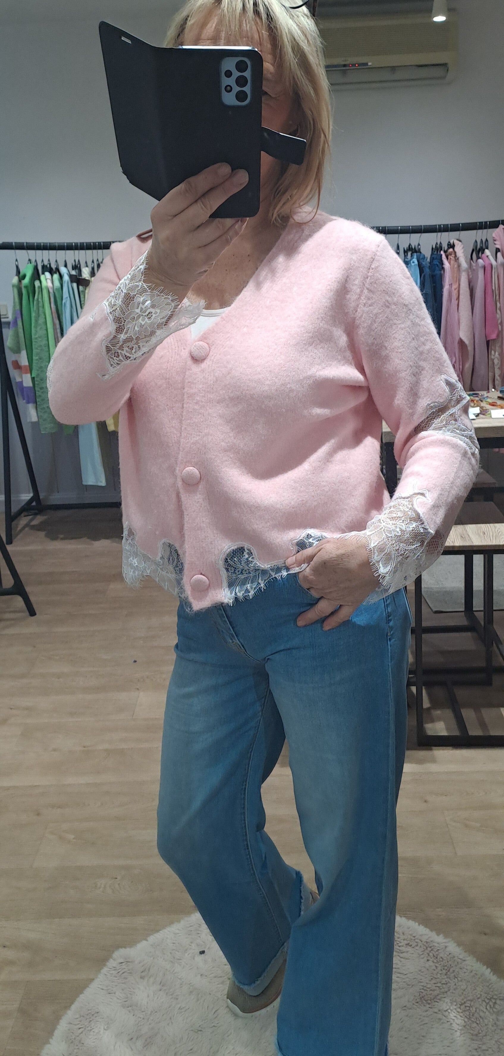 cardigan lichtroze met kant op mouw Via Zoya