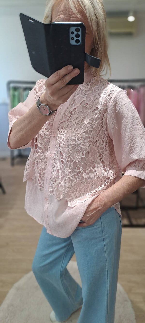 blouse met kant vooraan hee licht roze