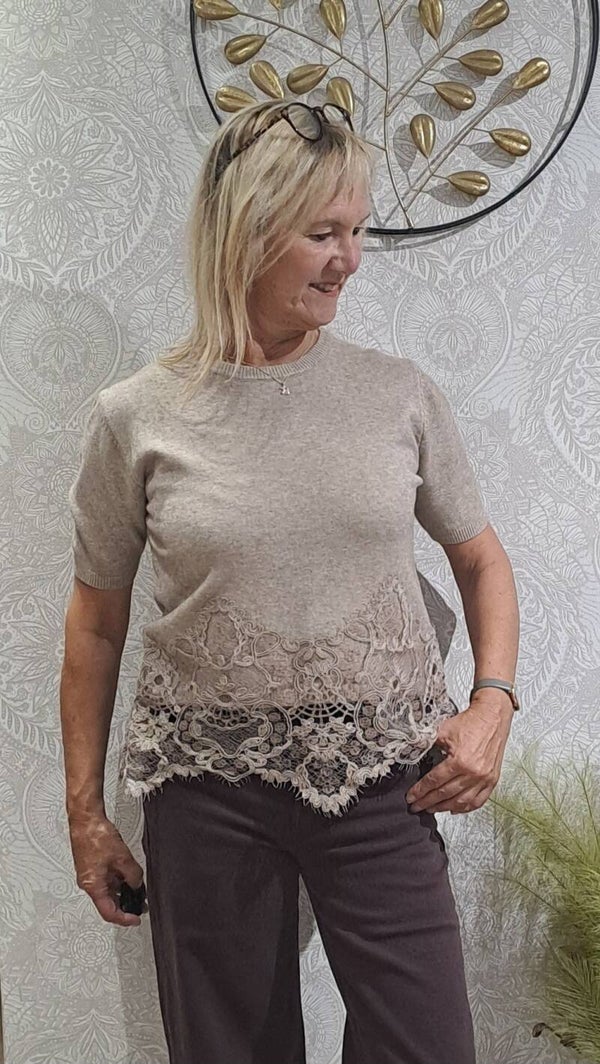 pulletje taupe JW met kant onderaan