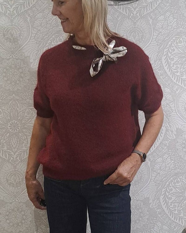 pulletje Terra di Siena met sjaaltje burgundy