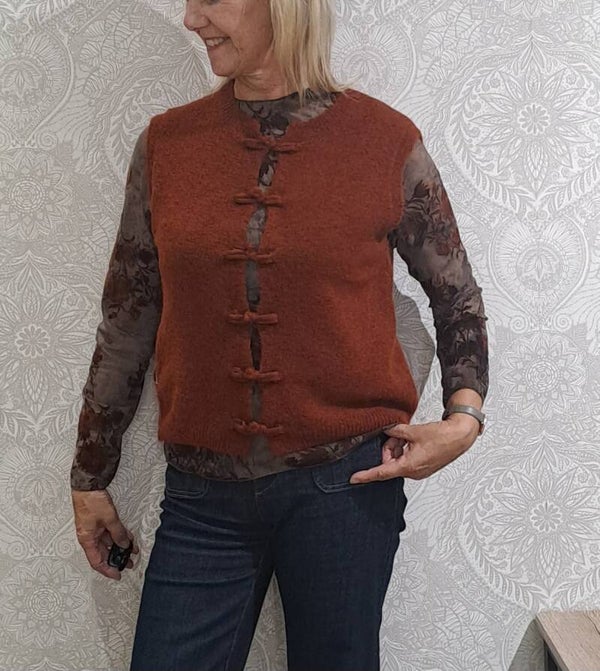 gilet met mooie knoopje roest Terra