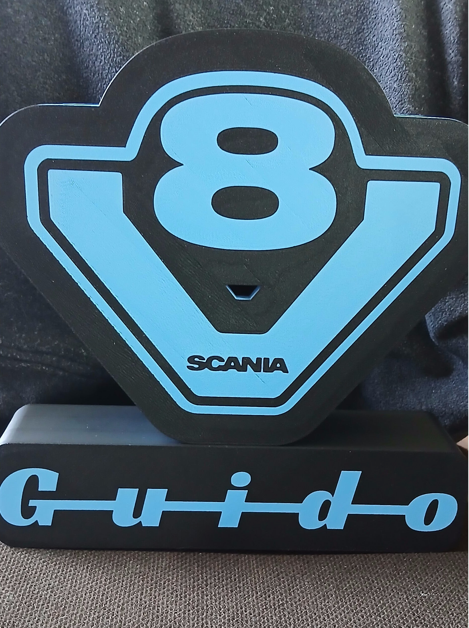 V8 mit deinem Namen beleuchtet