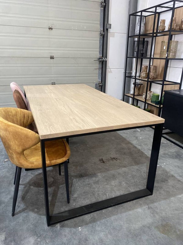 Eettafel in massieve eik u onderstel