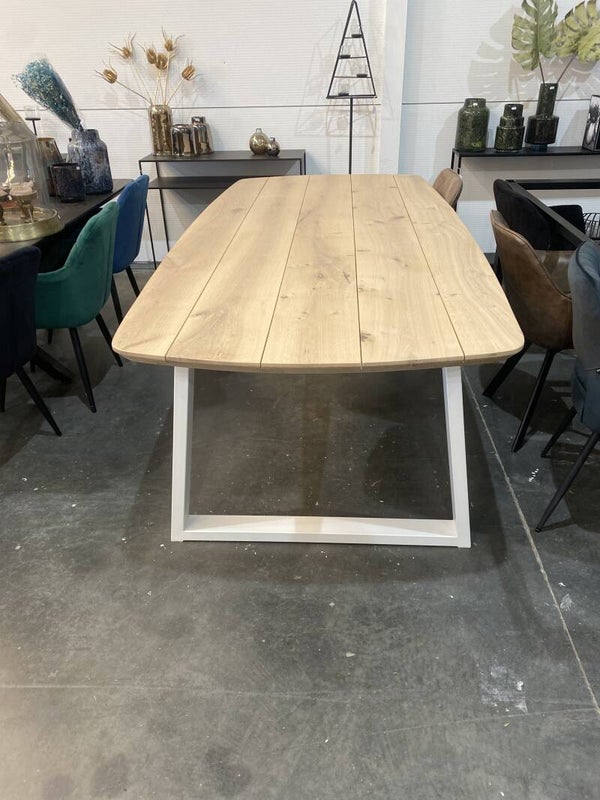 Eettafel in massieve eik trapezium