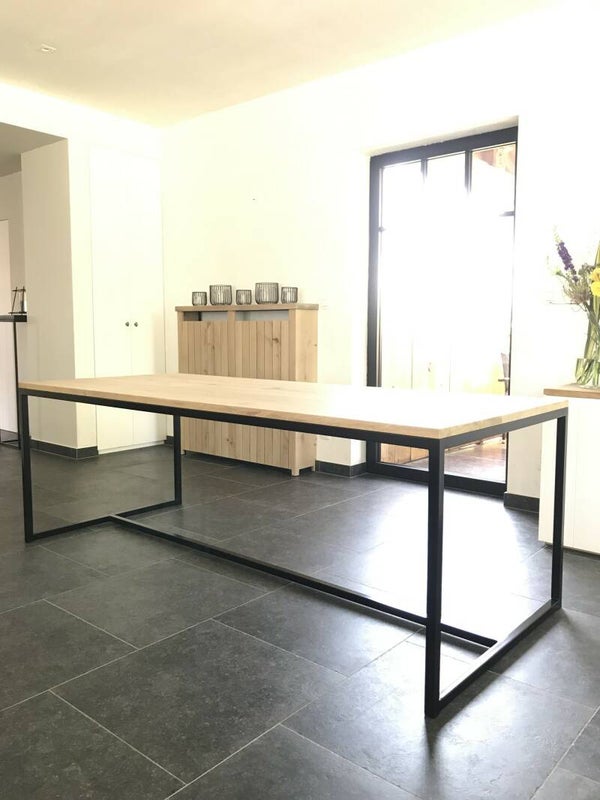 eettafel in massieve eik U onderstel met ligger 