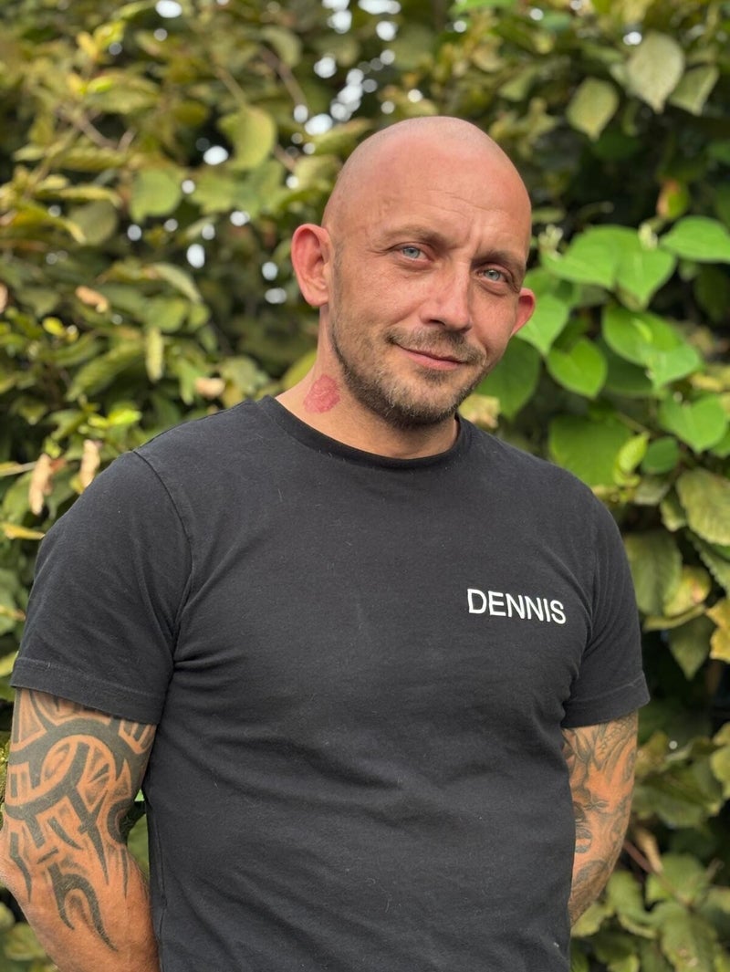 Dennis, vorhandenes Porträt der Under-Wings-Homepage