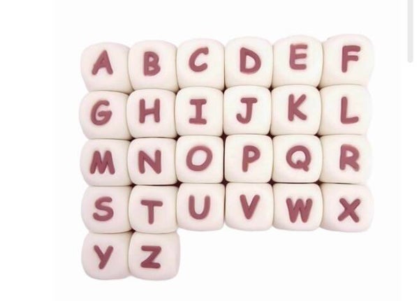 Siliconen letterkralen wit met dark rose  12 mm