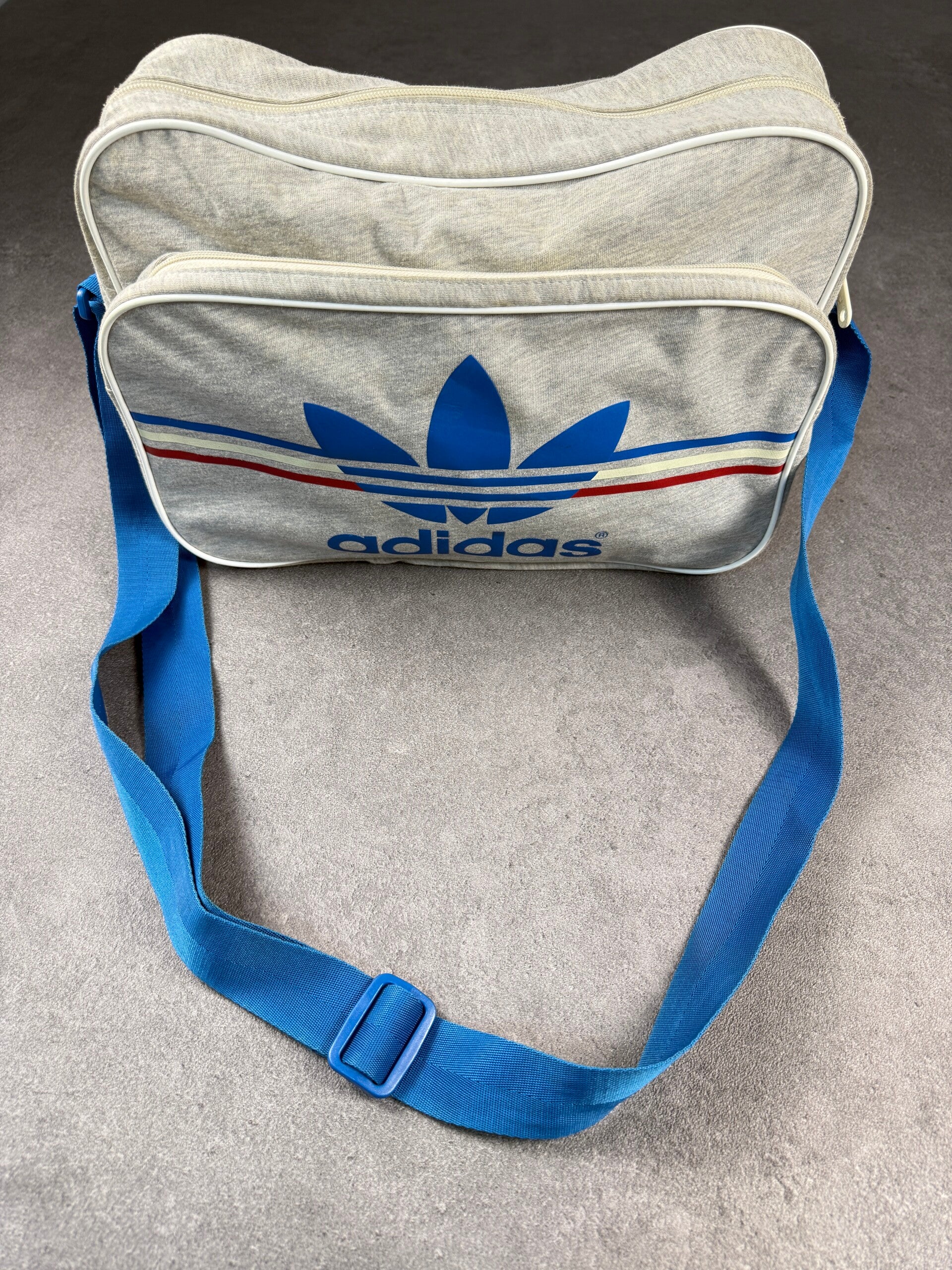 Adidas Airliner / Messenger Bag Grau Melange mit blauem Trefoil – Style W67852 – One Size – Produktionsjahr 2012
