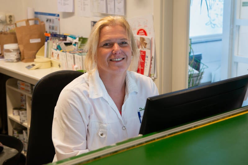 Debby Verlind achter het bureau