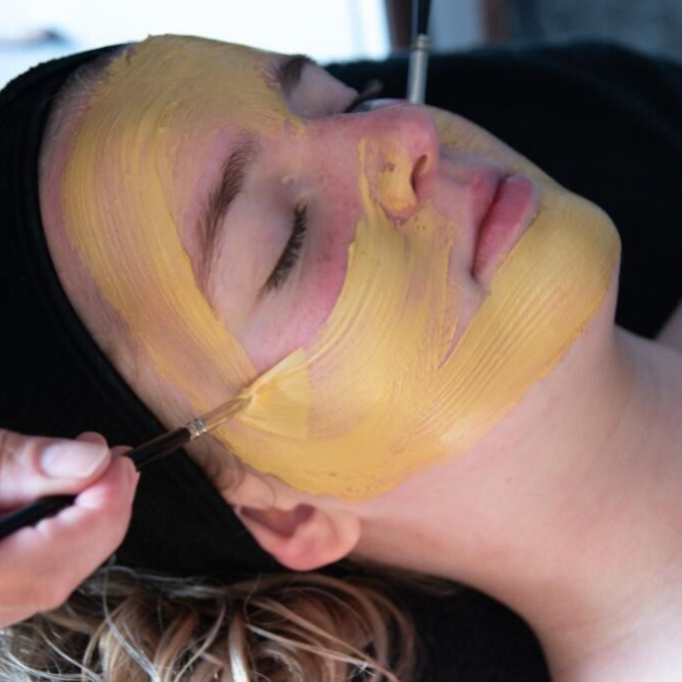 Overzicht van tarieven voor diverse gezichtsbehandelingen, waaronder peeling, massages en huidverjonging.