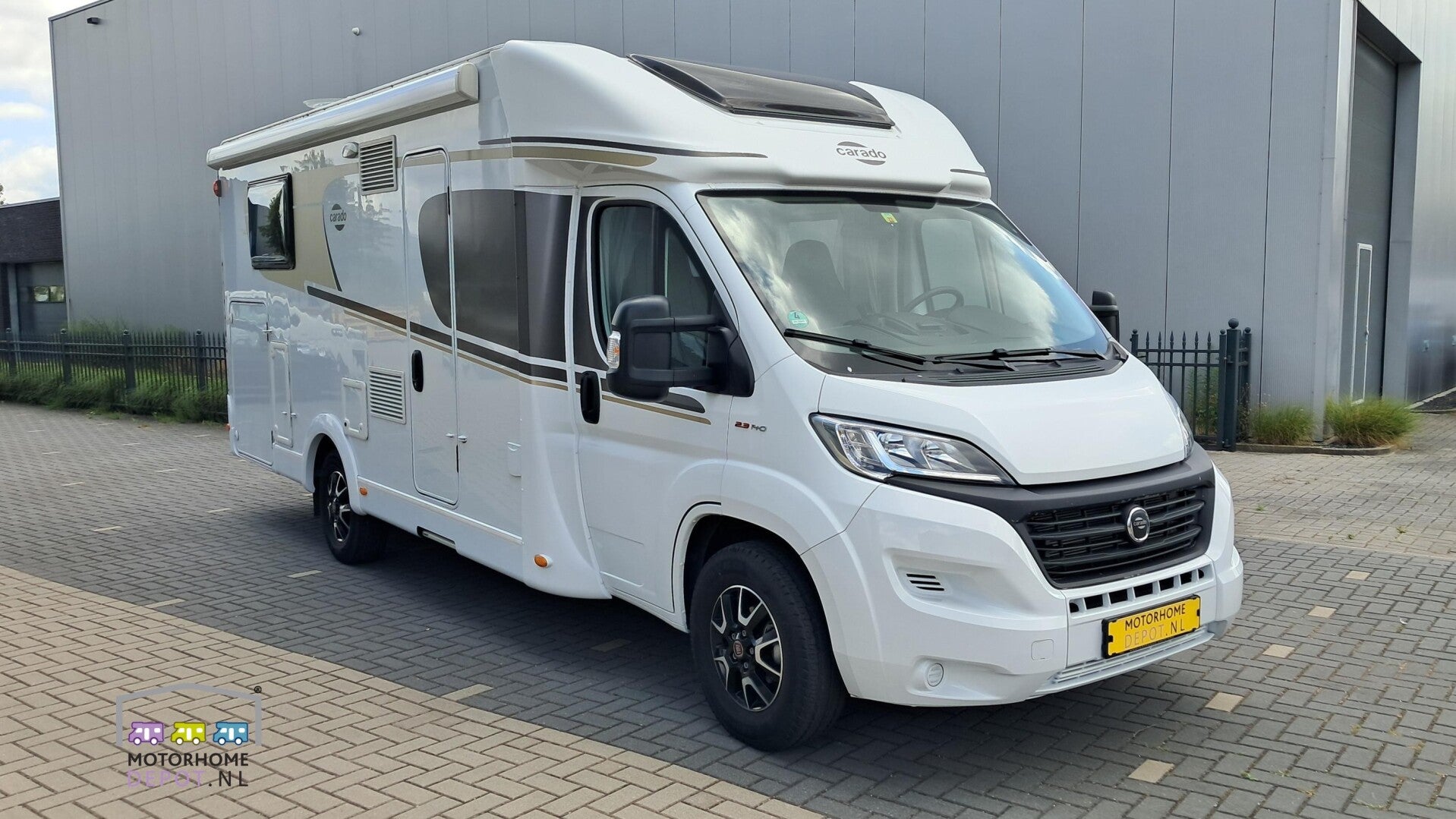 Carado T447 halfintegraal camper automaat enkele bedden