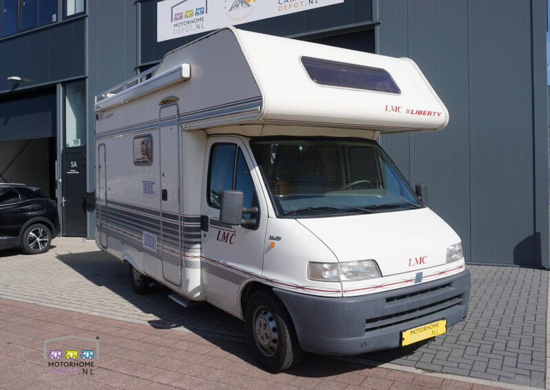 LMC Liberty 565 alkoof camper uit 2001.