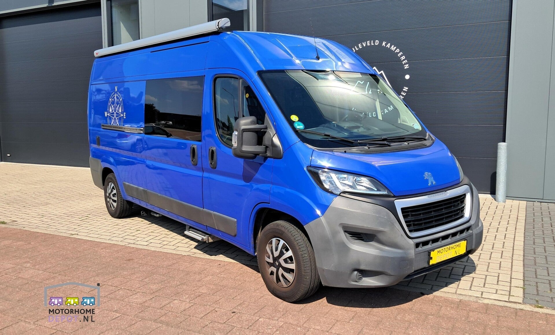 Peugeot Boxer L2H2 blauwe buscamper 