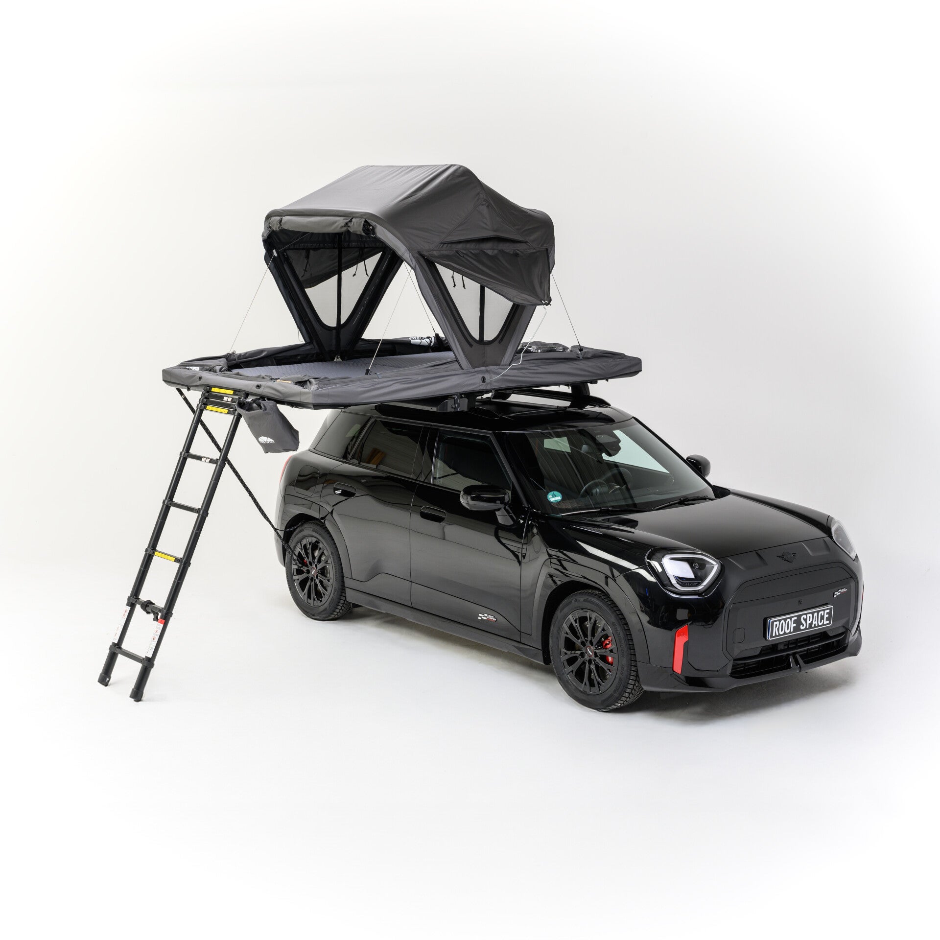 Roof Space daktent uitgeklapt op een personenauto