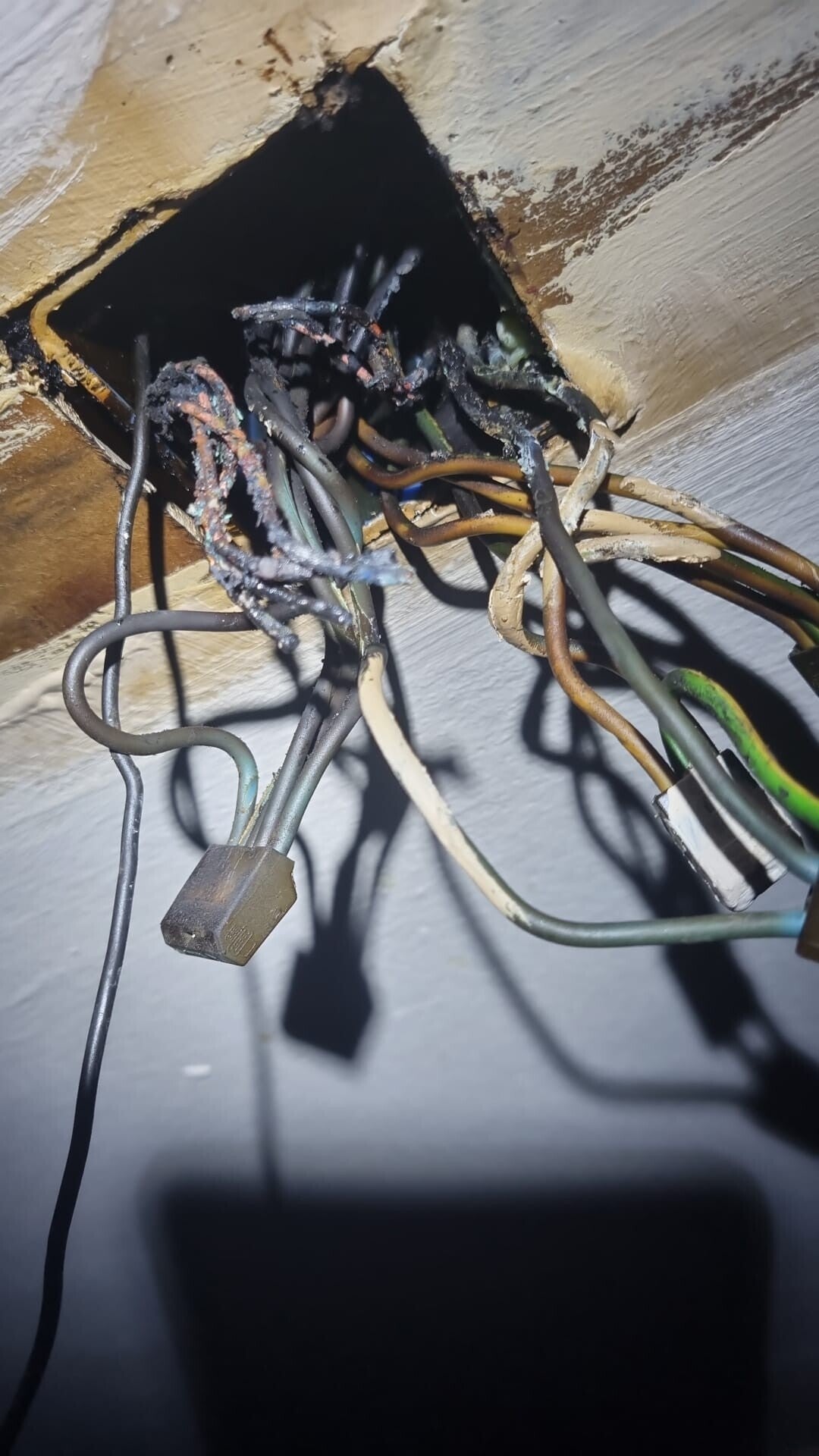vebrande-lasdoos-aangetroffen-op-plafond-1-groep-geen-stroom