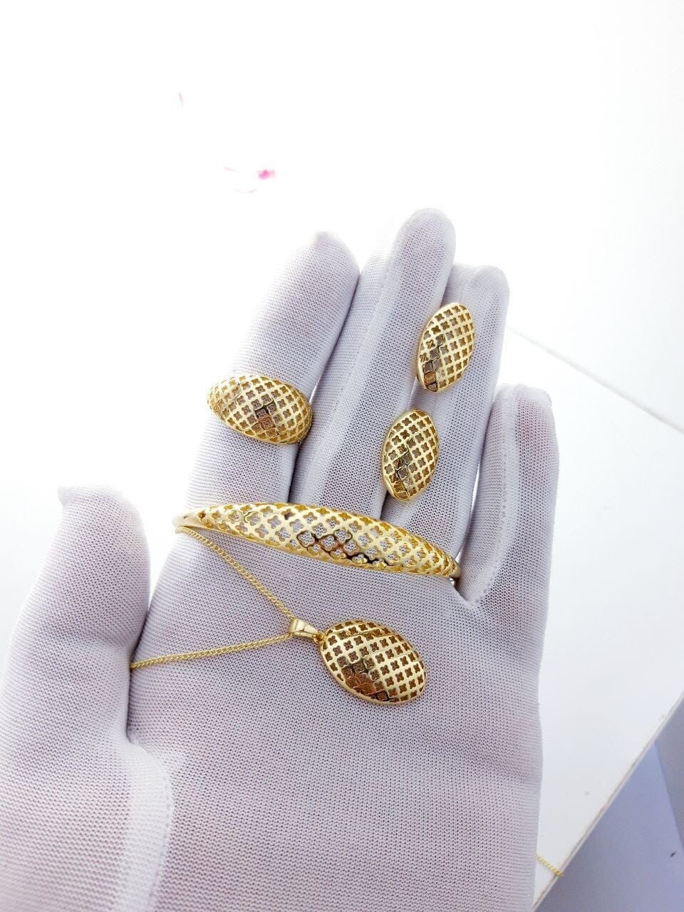 Parure gioiello dorata con design geometrico – Eleganza e luminosità