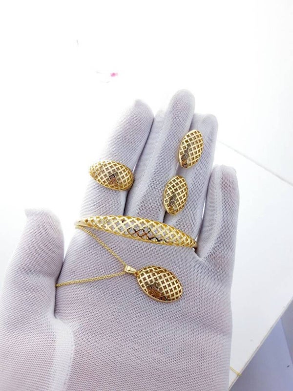Parure gioiello dorata con design geometrico – Eleganza e luminosità