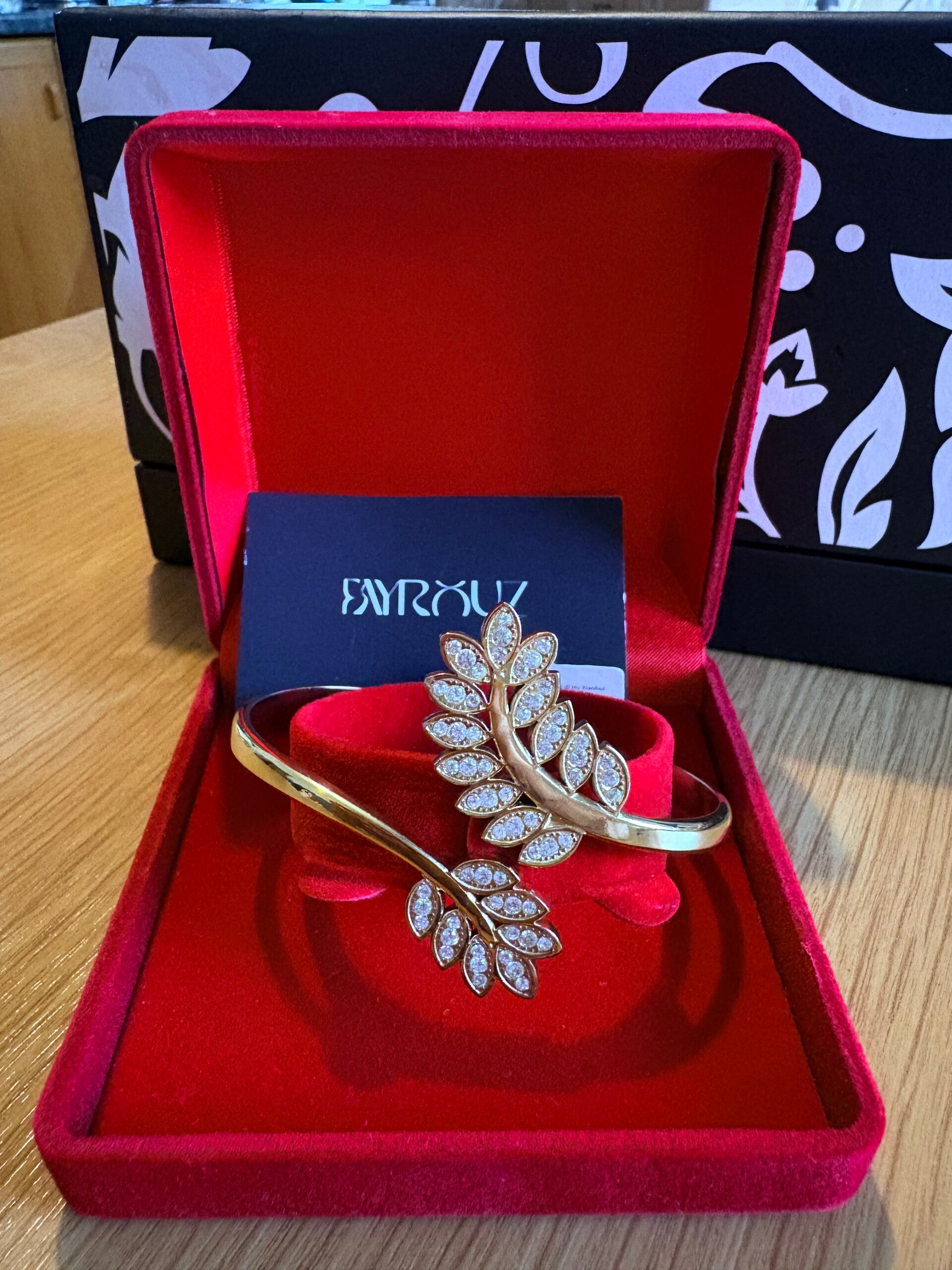 Bracciale rigido con motivo ramo e foglie – Eleganza naturale