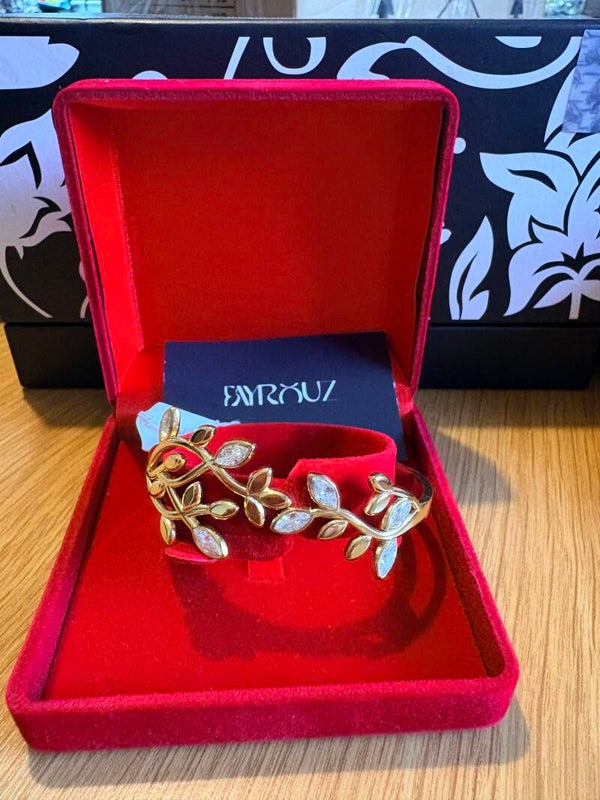 Bracciale rigido dorato con motivo floreale – Eleganza e raffinatezza