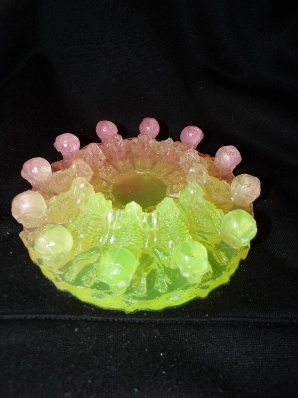 asbak met geknielde skulls glow in the dark geel/rose