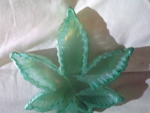 schaal in vorm van weedblad, groen