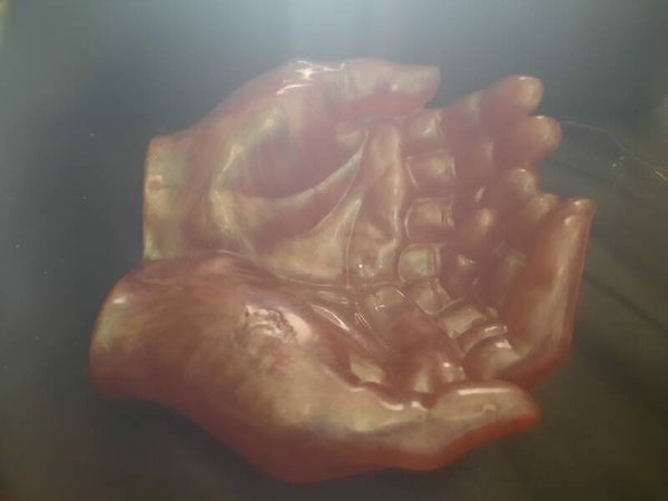 kameleon brons handen