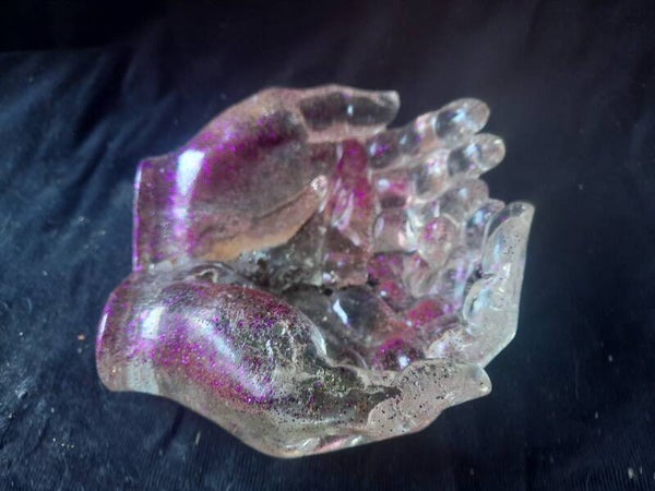 doorzichtige handen met roze glinsters