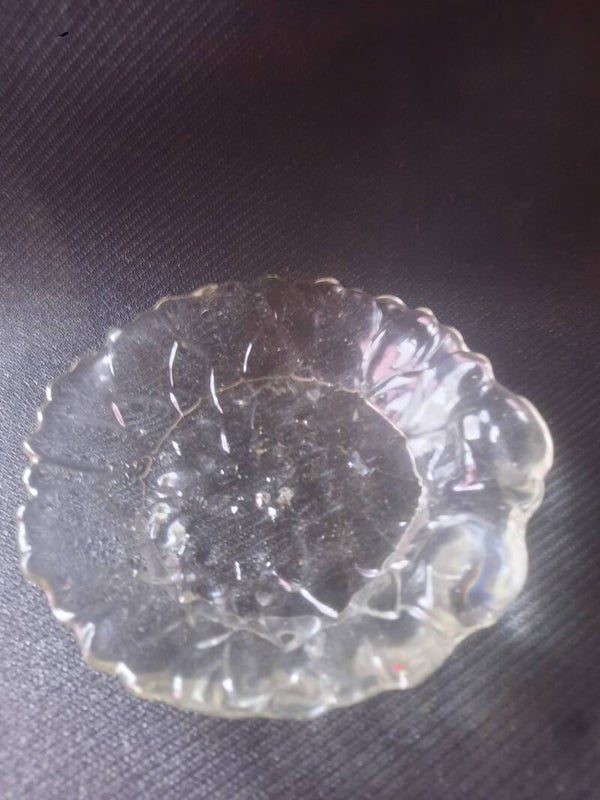 klein schaaltje in vorm van ronde schelp  doorzichtig