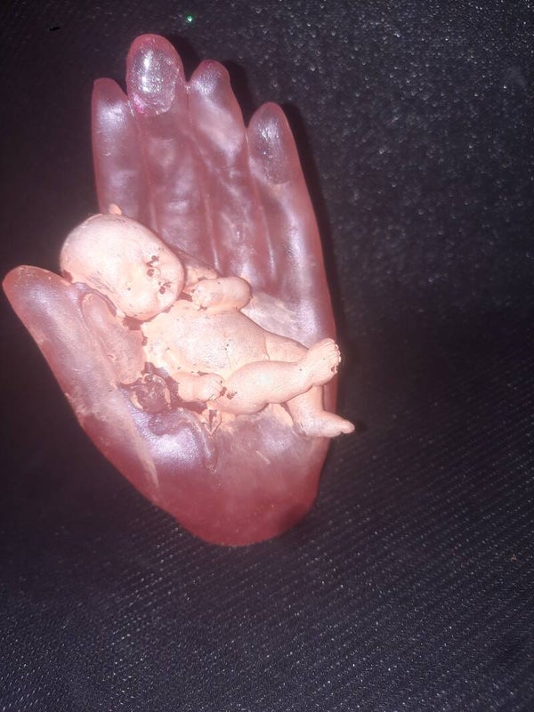 baby liggend op hand