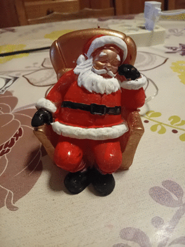 kerstman in zetel met lichtjes