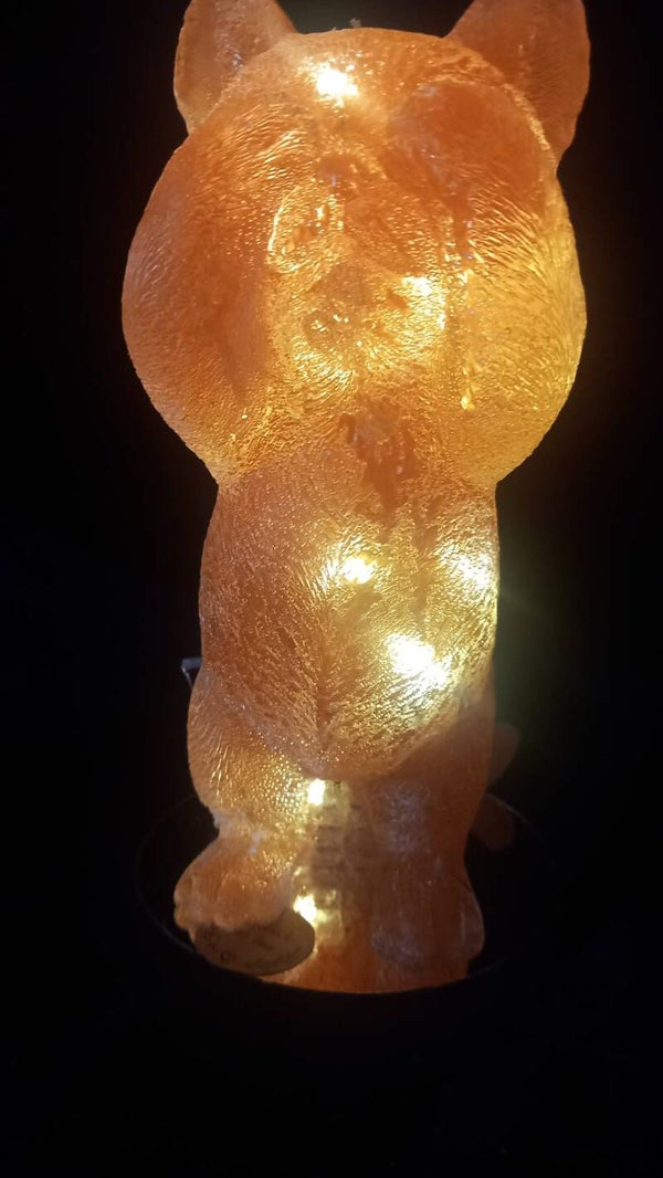 beeldje poesje met pootjes voor haar oogjes, bruin