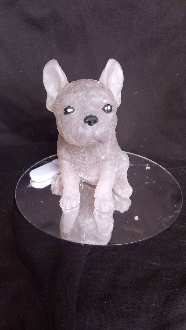 zittende bulldog lampje licht bruin