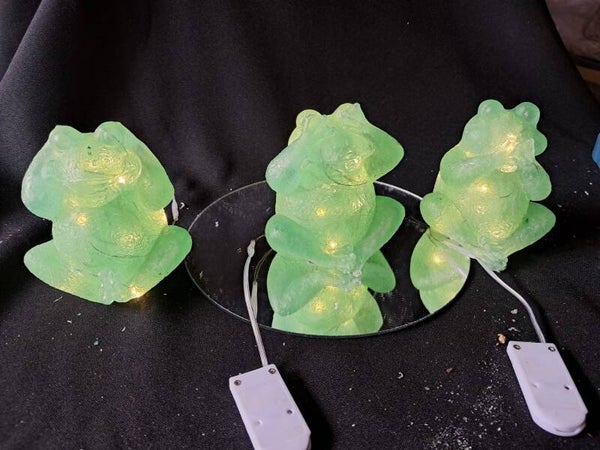 set van 3 kikkers, horen zien en zwijgen, met ledverlichting