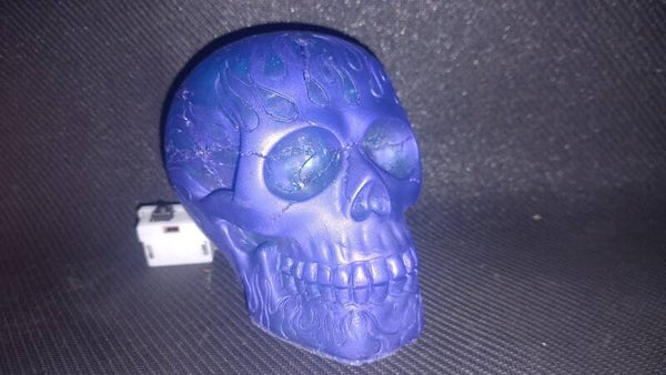 lampje skull met vlammen, blauw met paarse vlammen