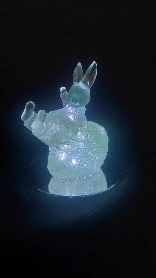 lampje, paashaas leunend op ei, geel