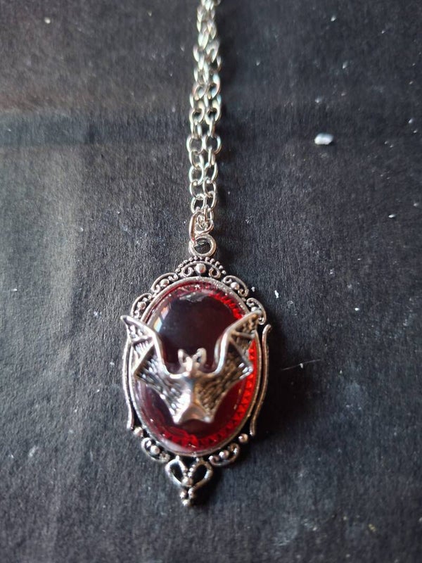 ketting, vleermuis met bloedrode achtergrond
