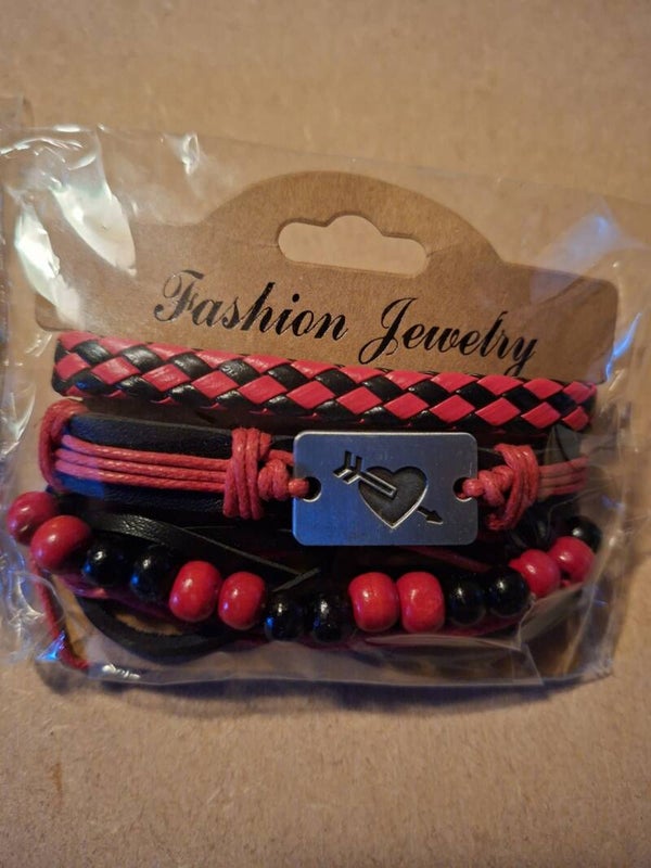 klein set lederen armbanden,  rood/zwart, hartje