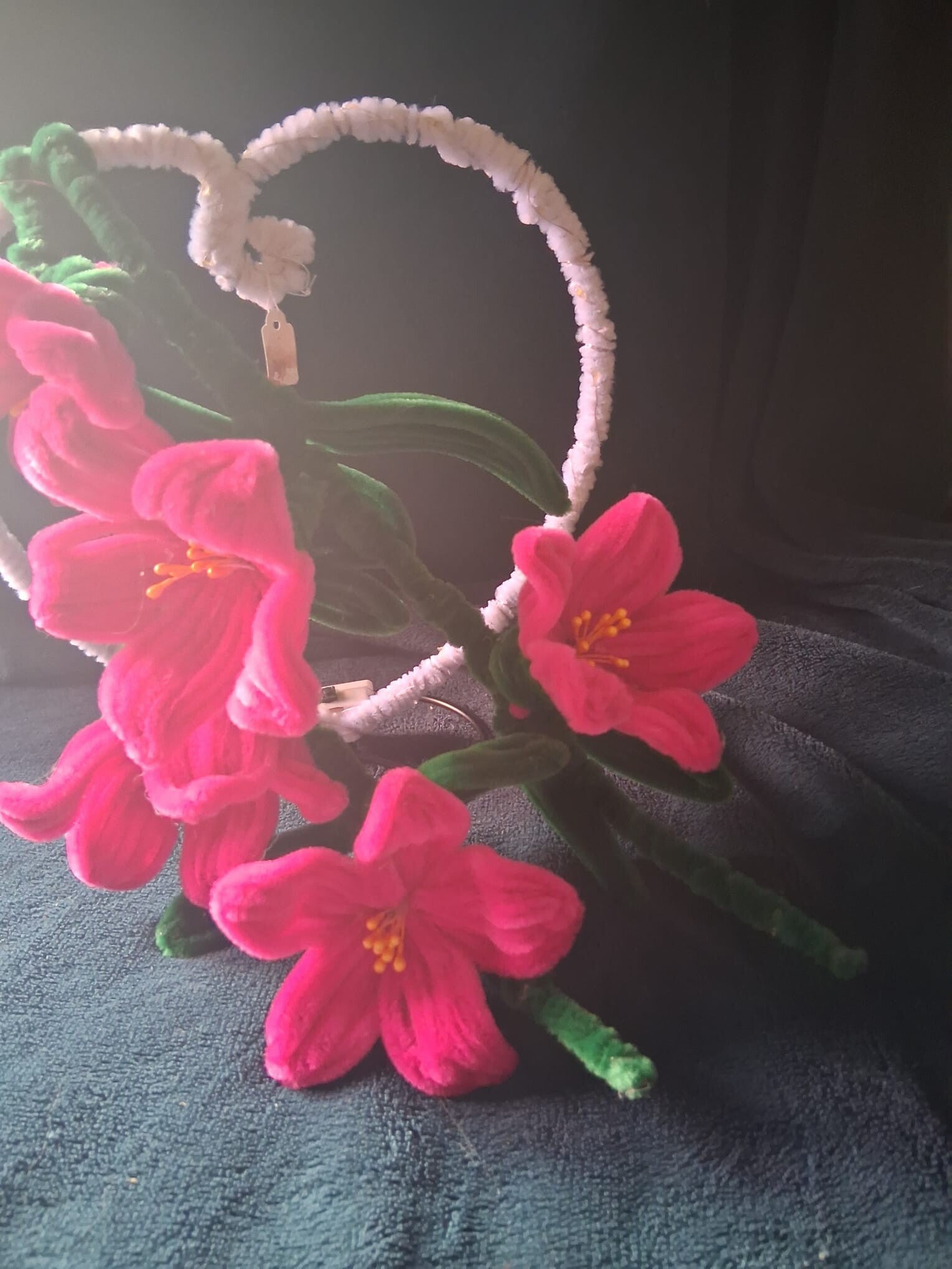 wit hartje met roze lelies, ledverlichting
