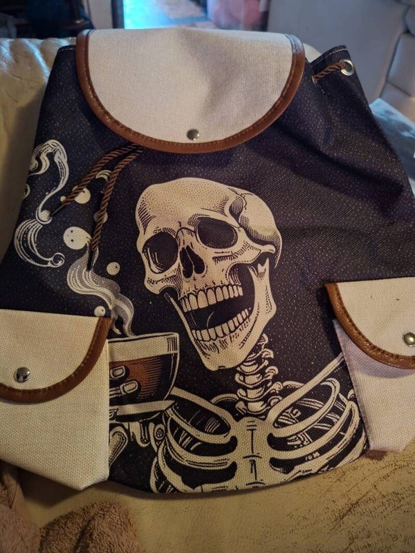 rugzak met skelet met tas koffie