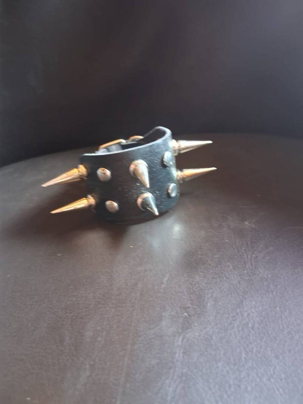 brede armband met grote spikes en ronde studs