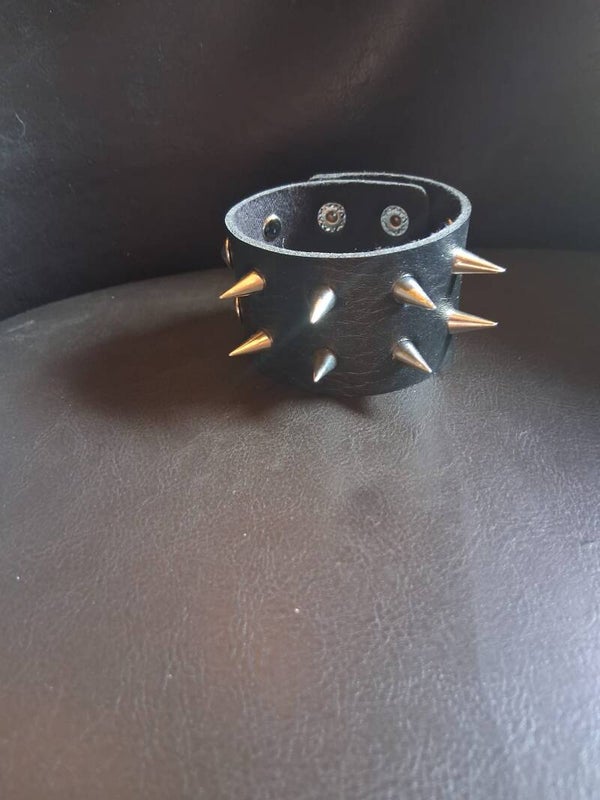 armband met grote  scherpe spikes