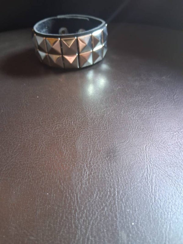 brede armband met vierkante studs