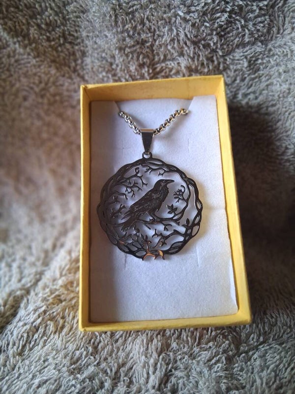 ketting  kraai in boom