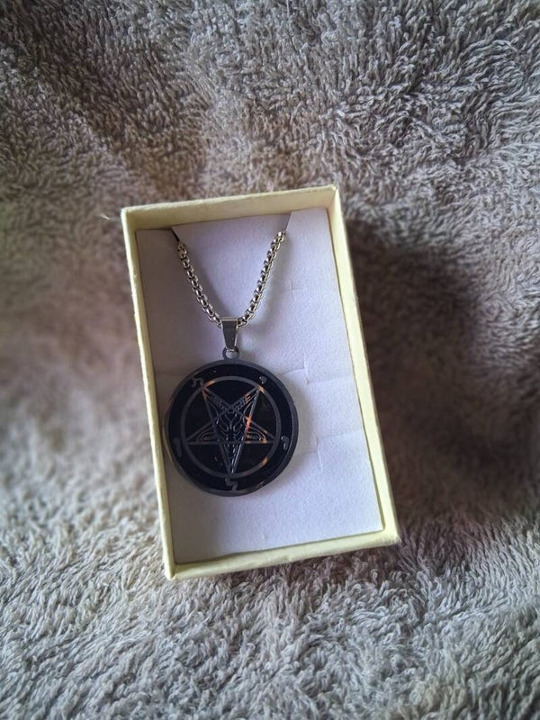 zwarte ronde met pentagram