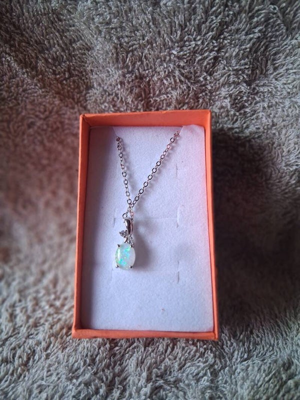 elegante ketting met verkleurend steentje