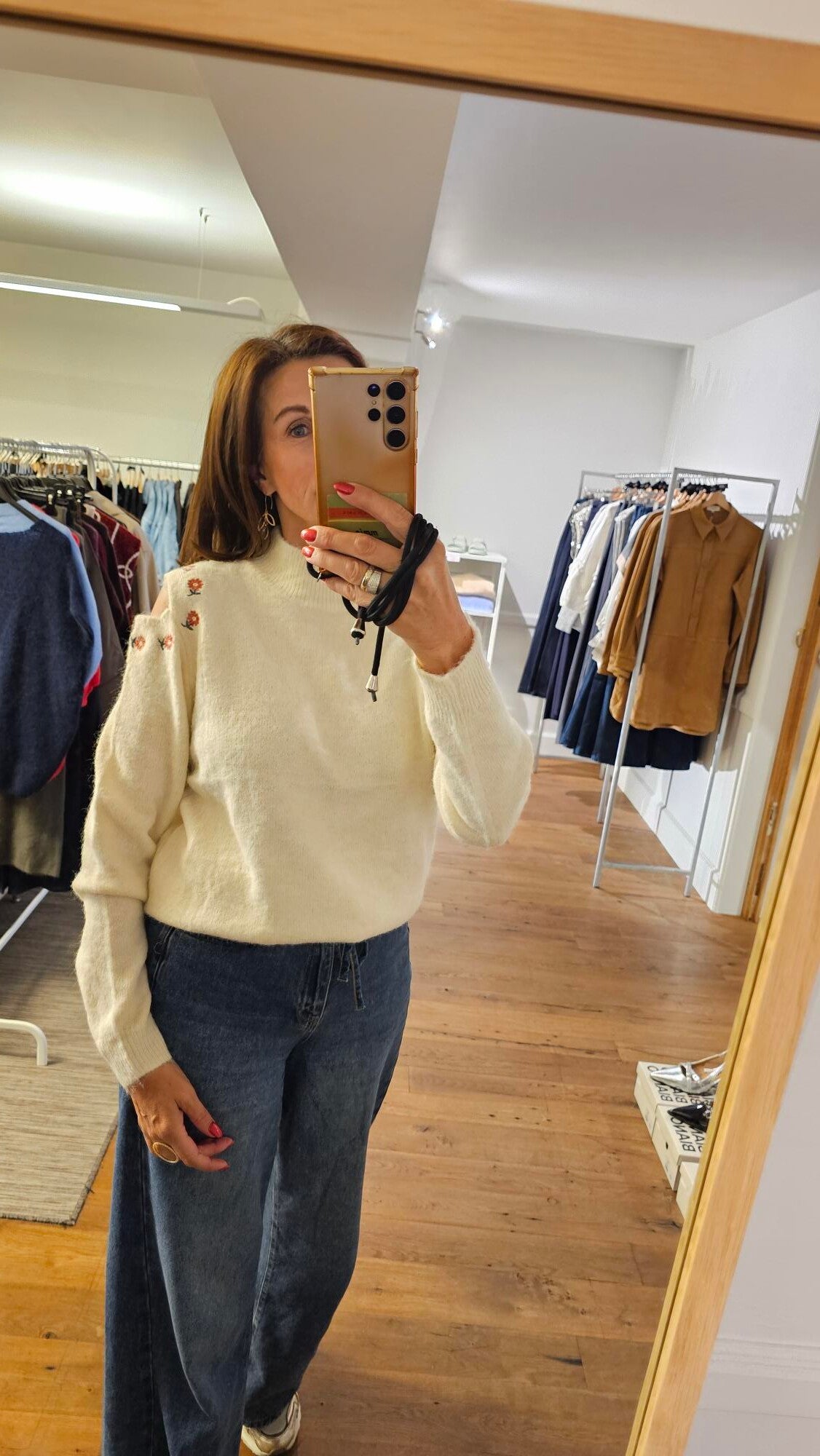 Pull JW met detail op schouders
