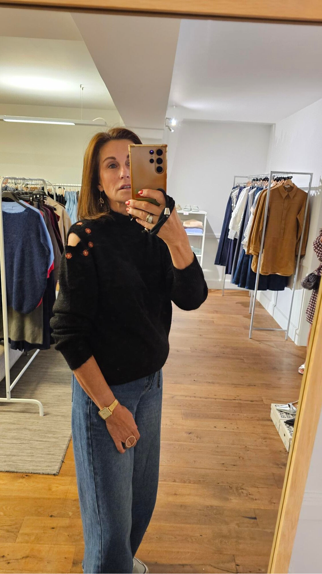 Pull JW met detail op schouders
